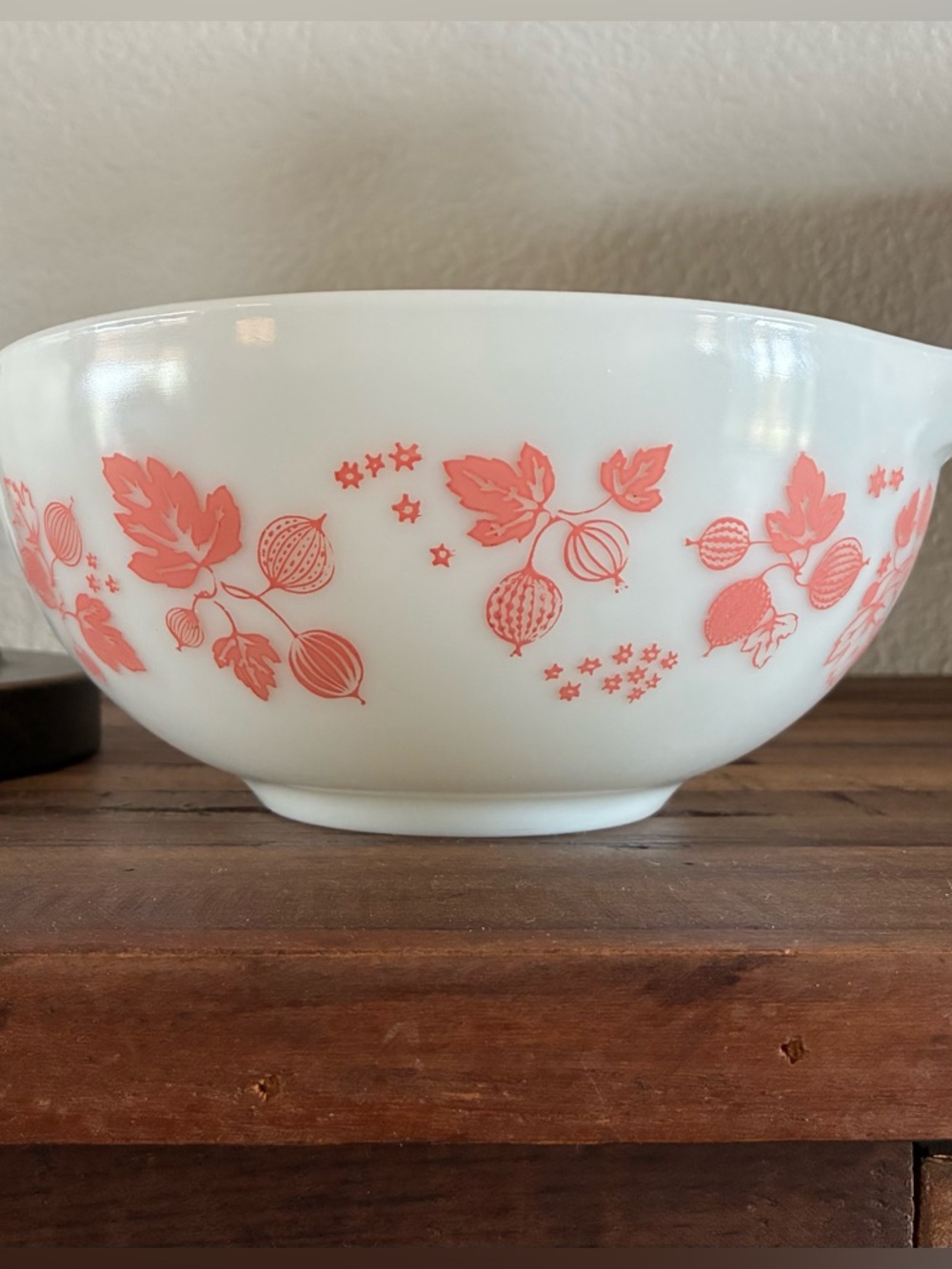 PYREX Vintage Gooseberry Cinderella 2 1/2 Quart Glass Mixing Bowl.